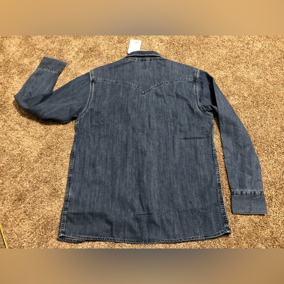 Levis Mens Denim Pearl Snap Western work Shirt Size M Dark Wash Long Sleeve NWT! - Picture 2 of 9